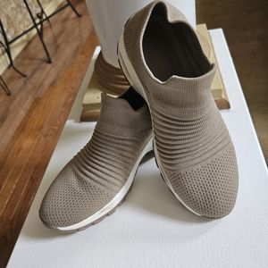 STQ Womens Sneaker: Slip Ons; Beige; Size 8.5M (40.5)